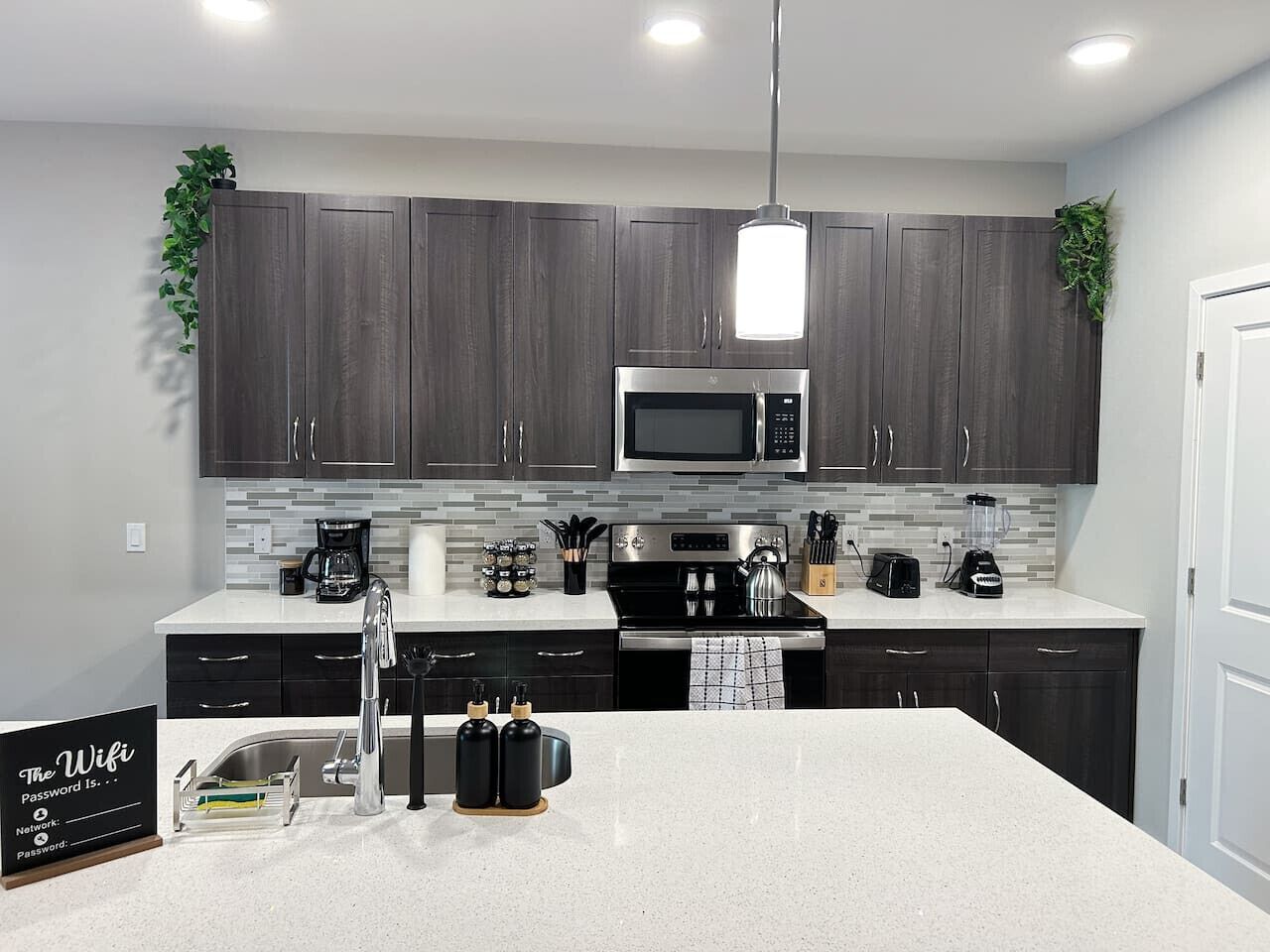 Réfrigérateur, four à micro-ondes, un four, surface de cuisson