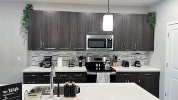 Réfrigérateur, four à micro-ondes, un four, surface de cuisson