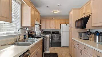 冰箱、微波炉、烤箱、炉灶