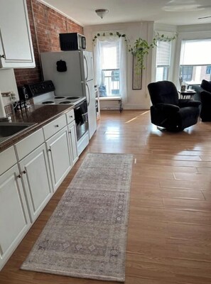 Microwave, oven, stovetop - Cozy 1-bedroom apartment with AC and WiFi in enjoyable Geneva (Geneva)