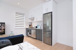 Kylskåp, mikrovågsugn, ugn och spishäll