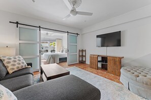 1 bedroom, iron/ironing board, free WiFi, bed sheets - Perfect Palm Beach Location.
Classic, spacious  1-bedroom condo, suite with AC.  (Palm Beach)