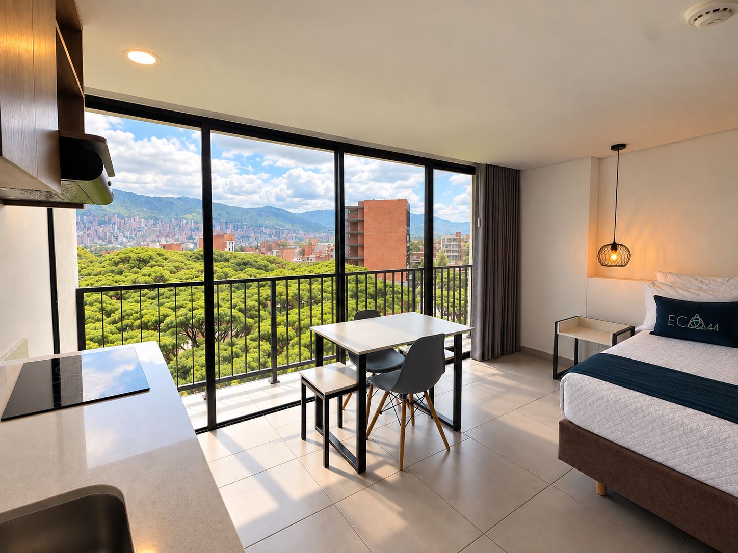 Habitación de hotel con balcón, cama, escritorio y silla.