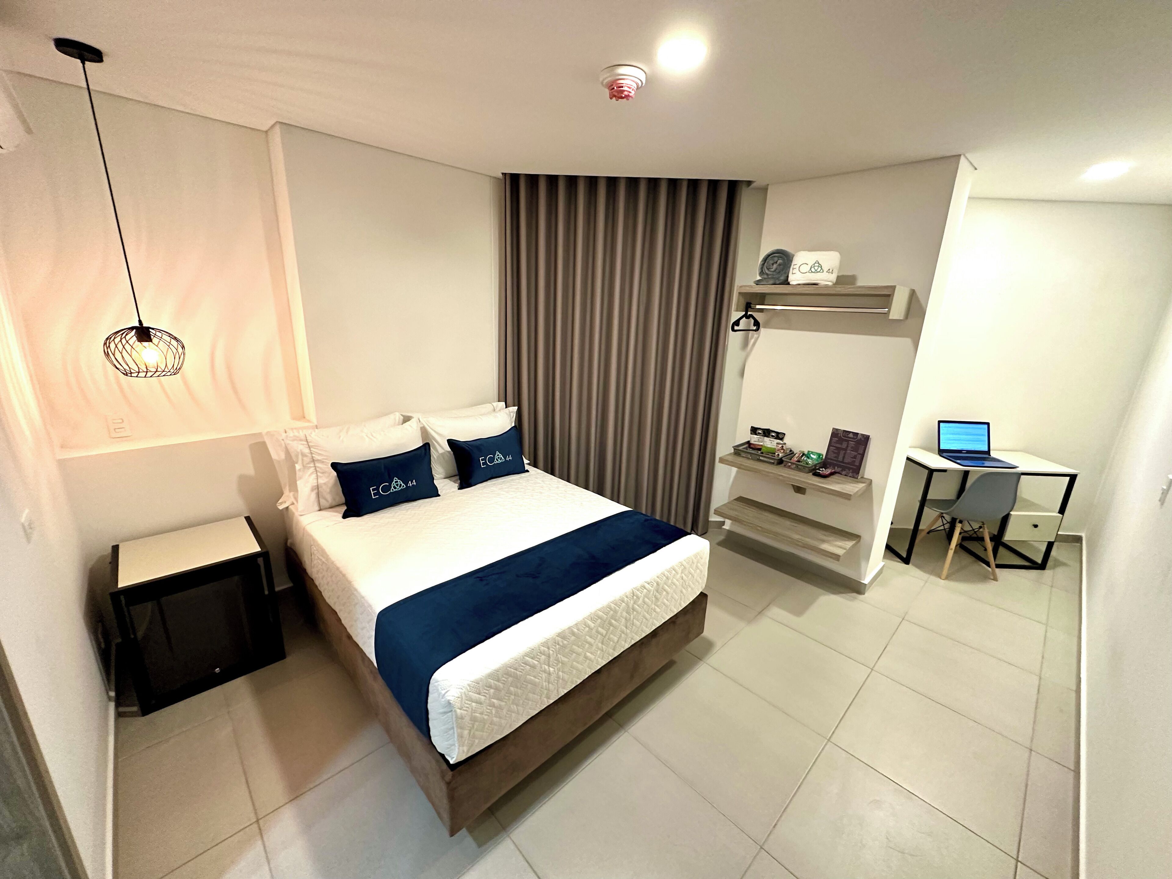 Dobbeltrom – deluxe | Safe på rommet, skrivebord for bærbar PC og blendingsgardiner