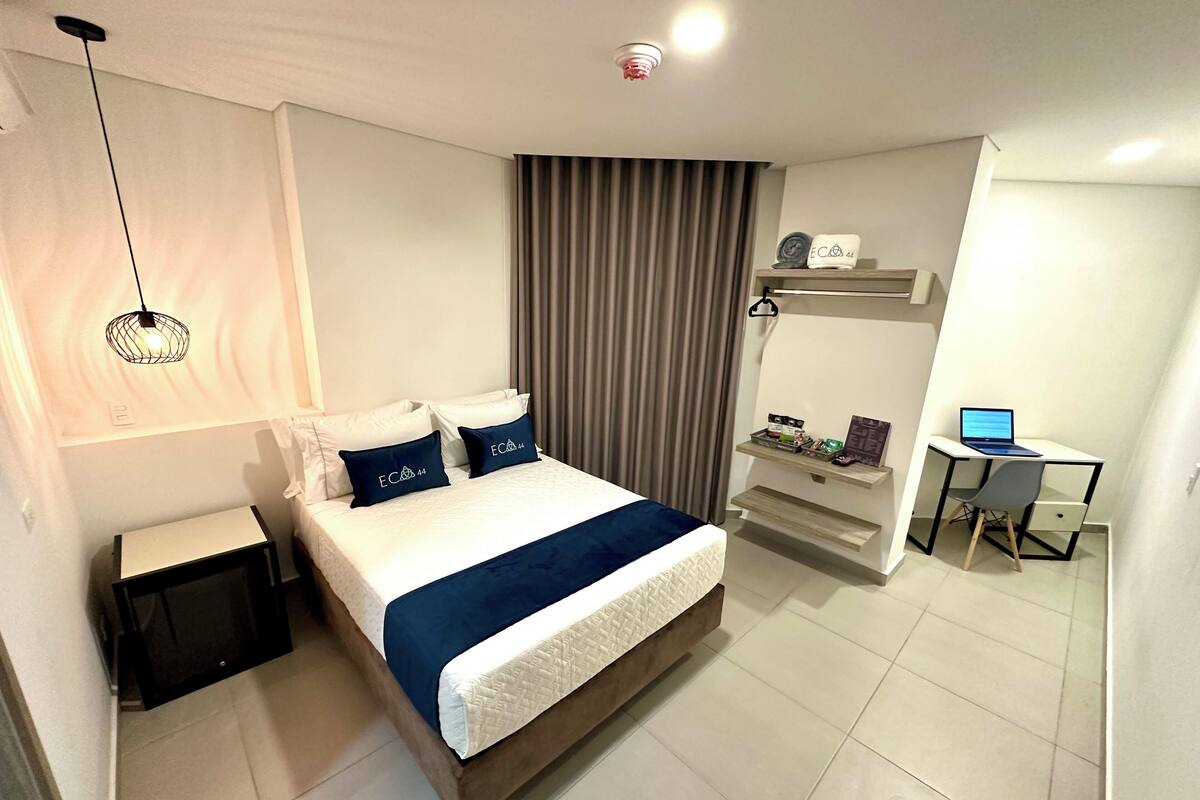 Dobbeltrom – deluxe | Safe på rommet, skrivebord for bærbar PC og blendingsgardiner