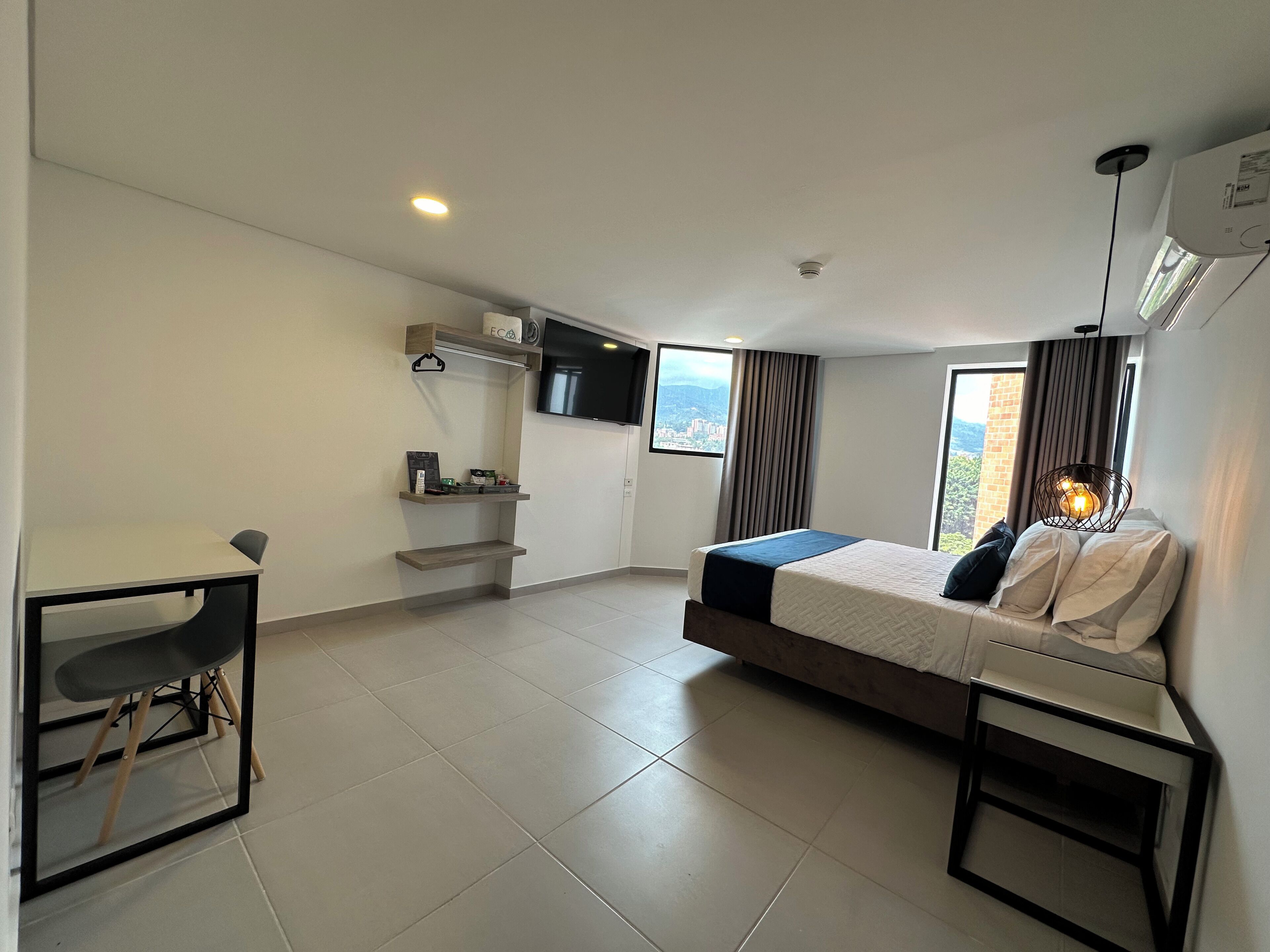 Dobbeltrom – superior | Safe på rommet, skrivebord for bærbar PC og blendingsgardiner