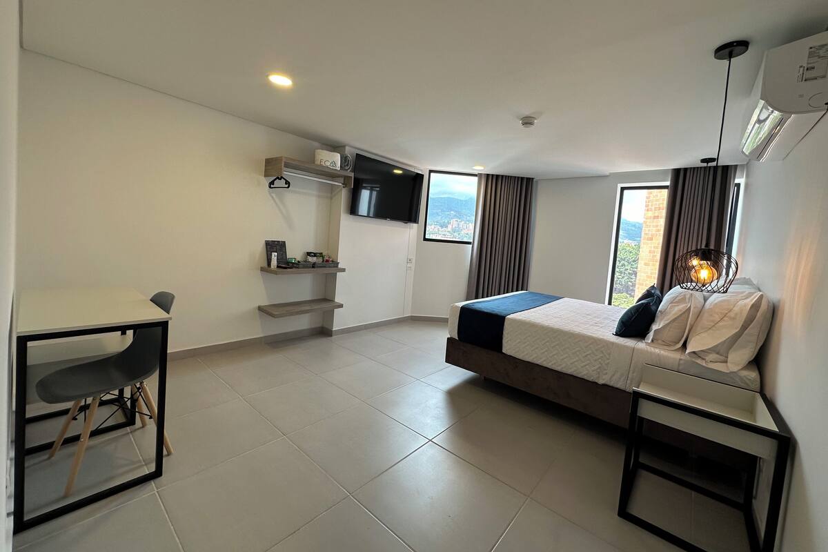 Dobbeltrom – superior | Safe på rommet, skrivebord for bærbar PC og blendingsgardiner