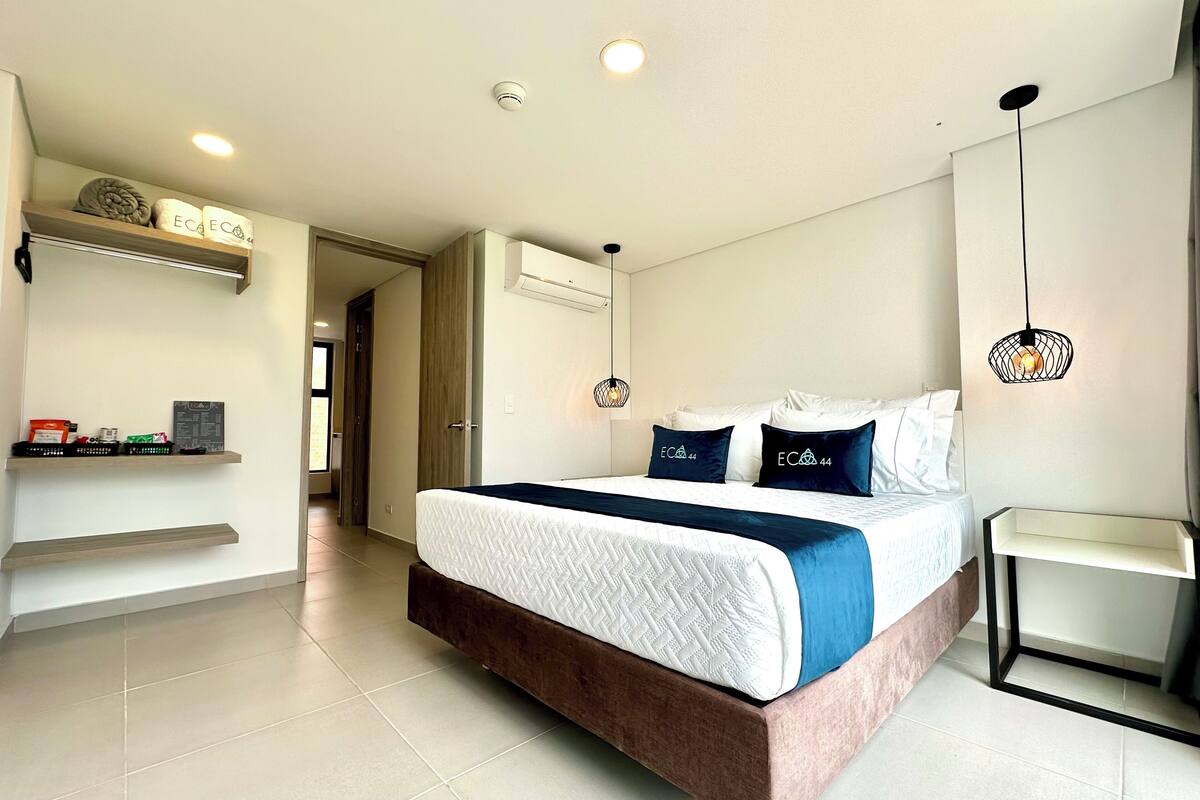 Leilighet – deluxe, parkutsikt | Safe på rommet, skrivebord for bærbar PC og blendingsgardiner