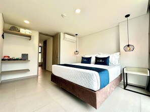 Une chambre moderne avec un grand lit, des étagères intégrées, une table de chevet et un luminaire suspendu.
