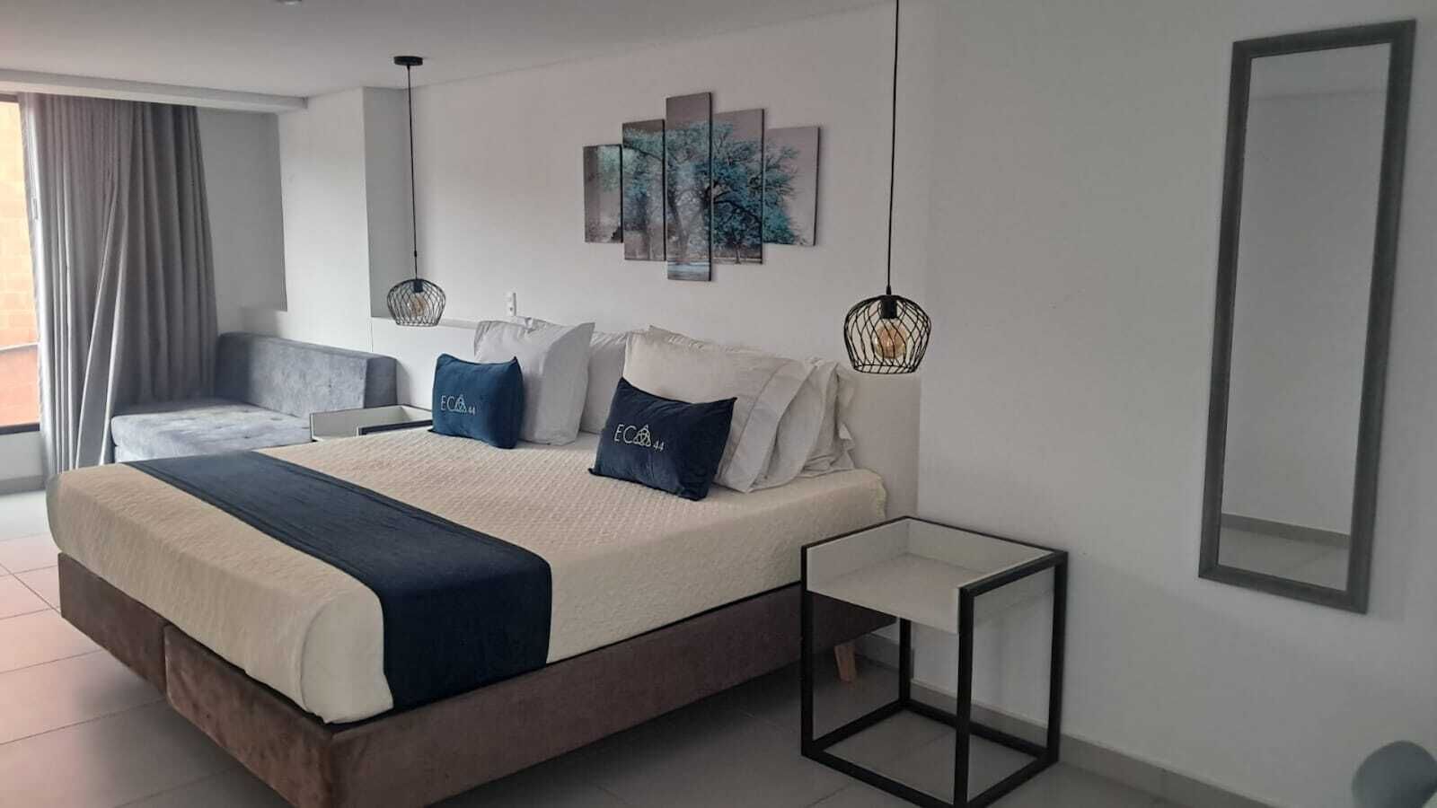 Luksusrom | Safe på rommet, skrivebord for bærbar PC og blendingsgardiner