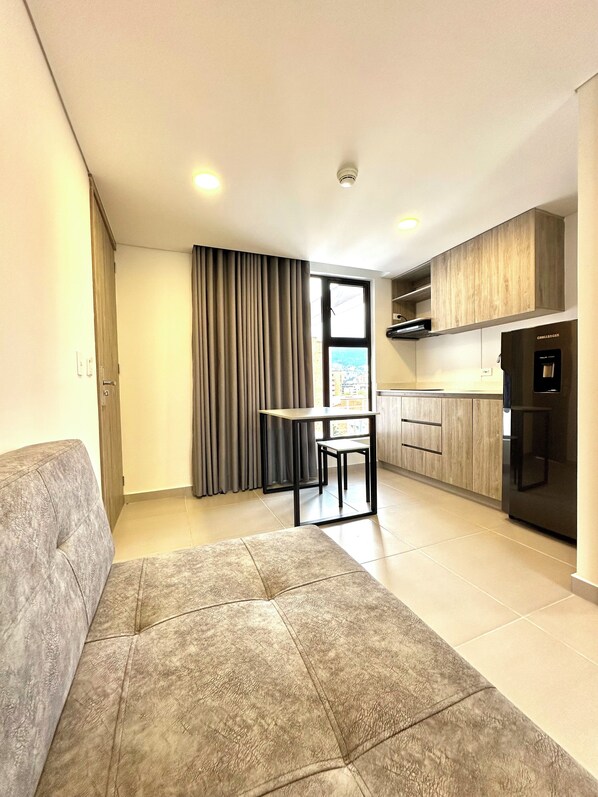 Leilighet – deluxe, parkutsikt | Safe på rommet, skrivebord for bærbar PC og blendingsgardiner