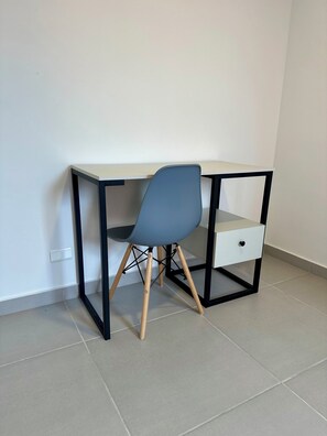 1 dormitorio, caja fuerte, espacio para trabajar con un portátil