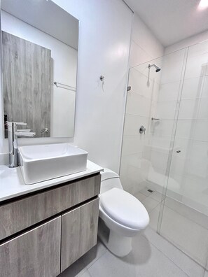 Shower, towels, soap, toilet paper - Hotel ECO 44 (Medellín)