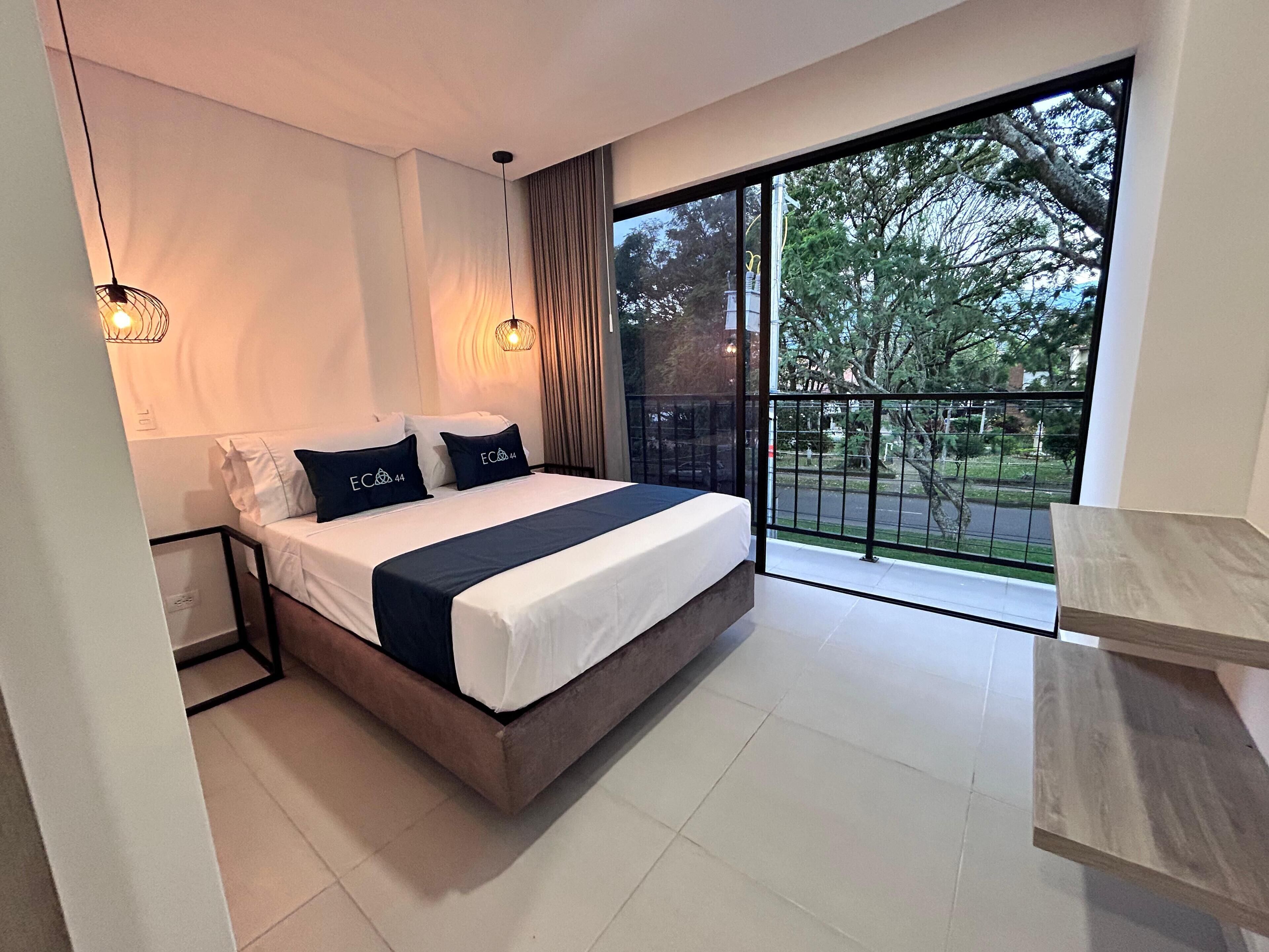 Dobbeltrom | Safe på rommet, skrivebord for bærbar PC og blendingsgardiner