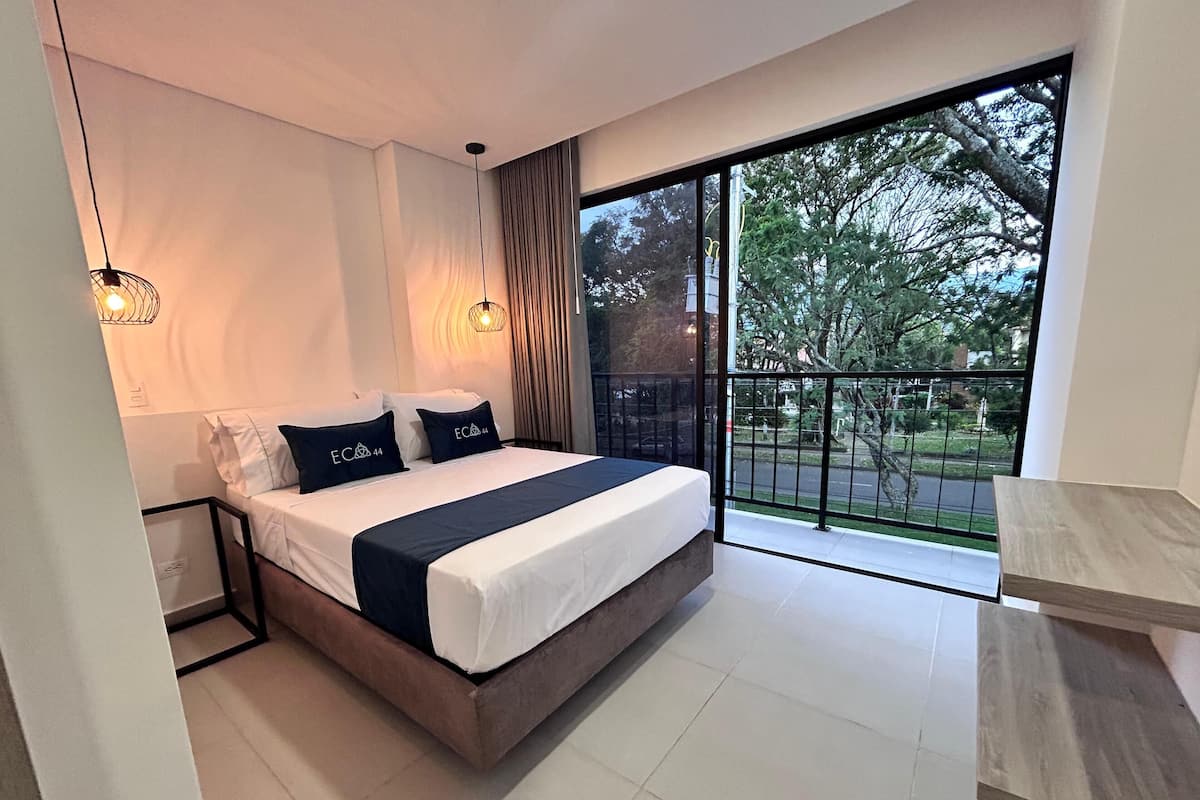 Dobbeltrom | Safe på rommet, skrivebord for bærbar PC og blendingsgardiner