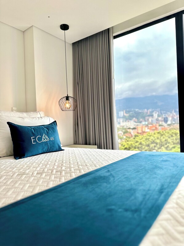 Deluxe Room | In-room safe, laptop workspace, blackout drapes, free WiFi - Hotel ECO 44 (Medellín)