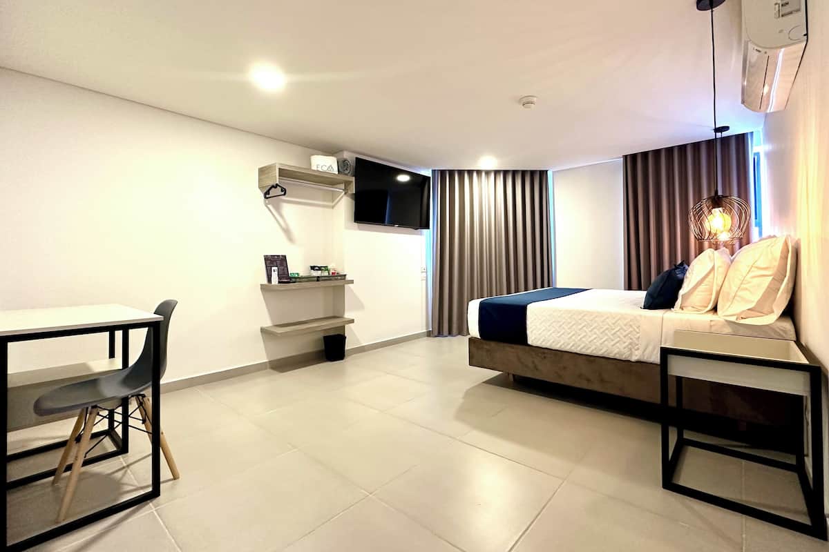 Deluxe Room | 1 bedroom, in-room safe, laptop workspace, blackout curtains