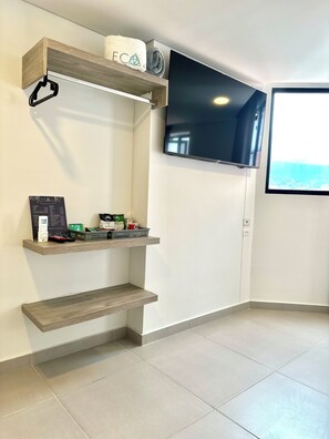 1 dormitorio, caja fuerte, espacio para trabajar con un portátil