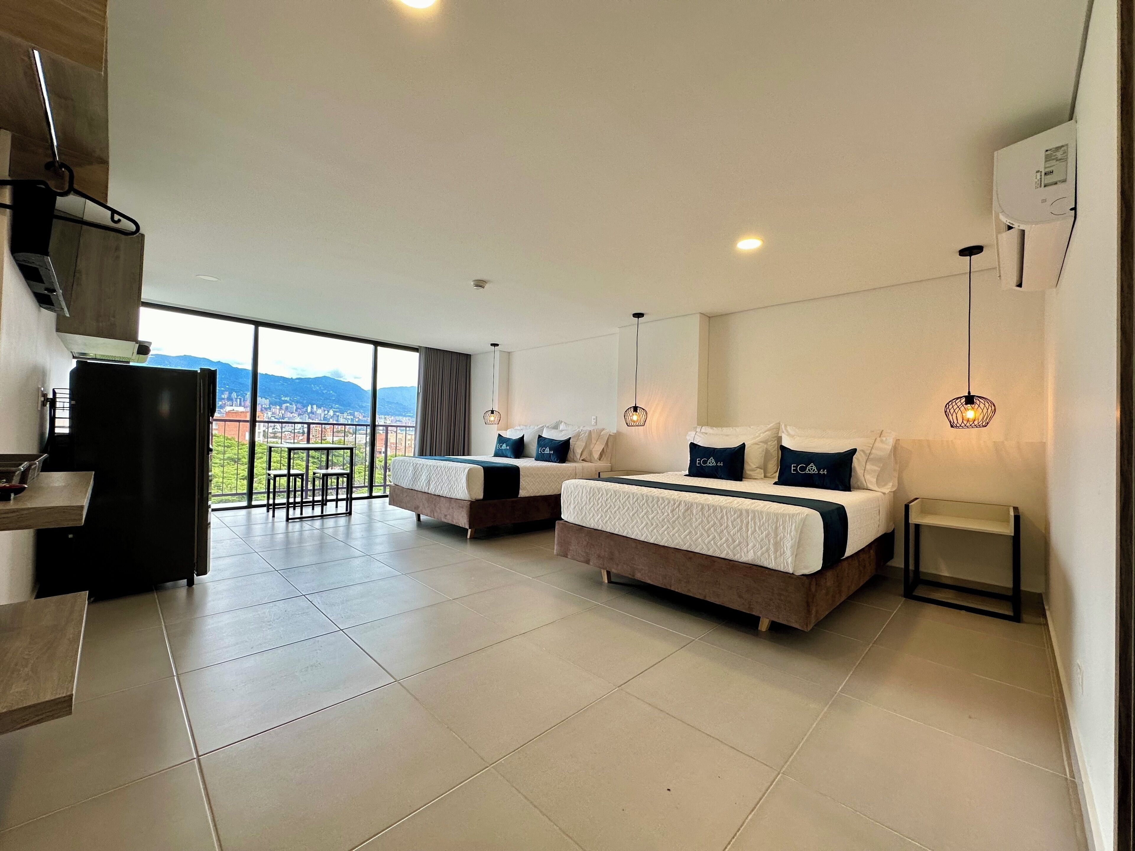 Estudio familiar, vistas al parque | Caja fuerte, espacio para trabajar con un portátil, cortinas opacas