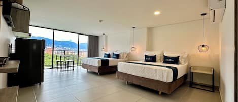 Estudio familiar, vistas al parque | Caja fuerte, espacio para trabajar con un portátil, cortinas opacas