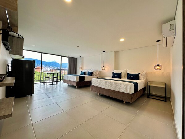 Familiestudio, parkutsikt | Safe på rommet, skrivebord for bærbar PC og blendingsgardiner