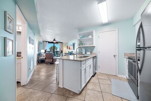 Coffee/tea maker, fridge, microwave, oven - GREAT LOCATION FOR FAMILIES, DIRECT BEACH ACCESS, INDOOR/OUTDOOR POOL! (Orange Beach)