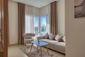 Studiosuite – junior, fjellutsikt | Oppholdsområde | Smart-TV