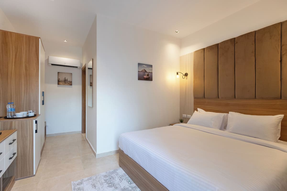 Standard Cabin, 1 King Bed, Poolside