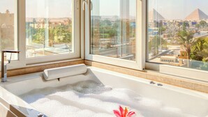 A bathtub with a view of the pyramids. - Mazar Pyramids Hotel (Giza)
