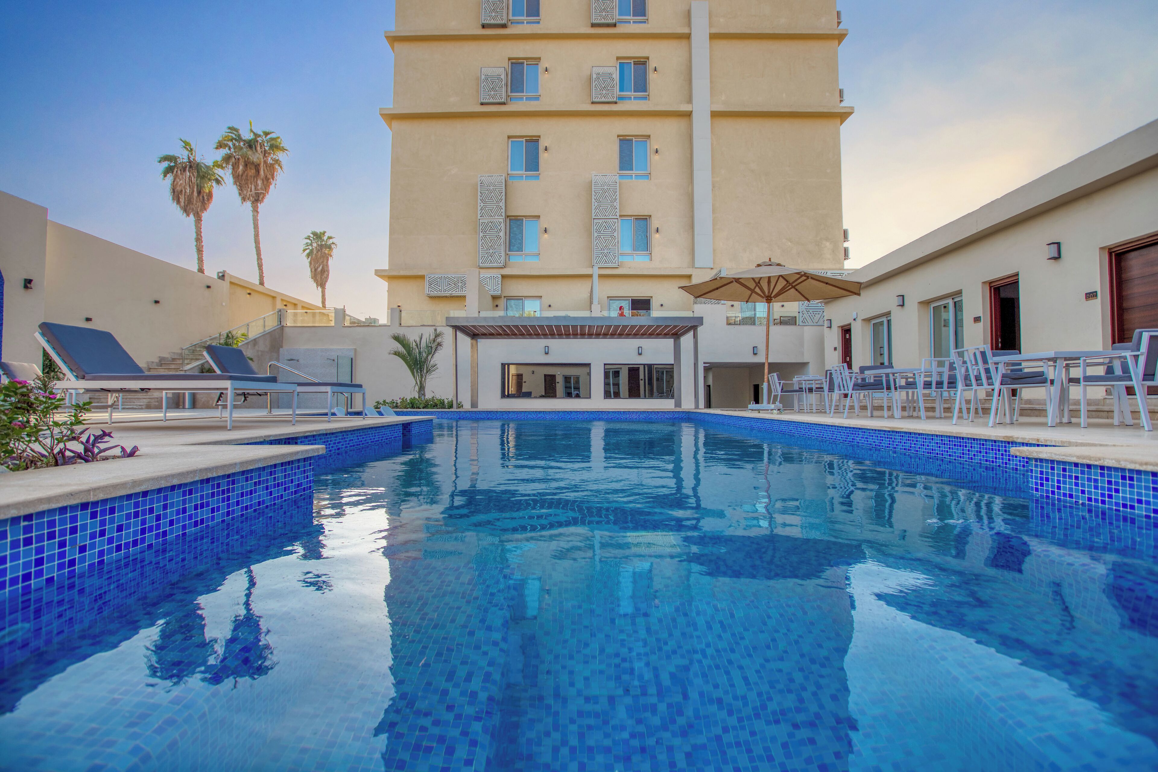 Una piscina al aire libre