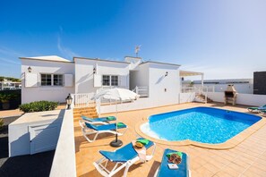 A modern villa with a swimming pool, outdoor seating, and a clear view of the sea. - Villa Gaida in Puerto Calero (Yaiza)