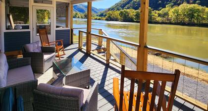 Delightful 3-bedroom Home on the New River