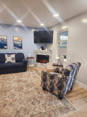 Smart TV, fireplace