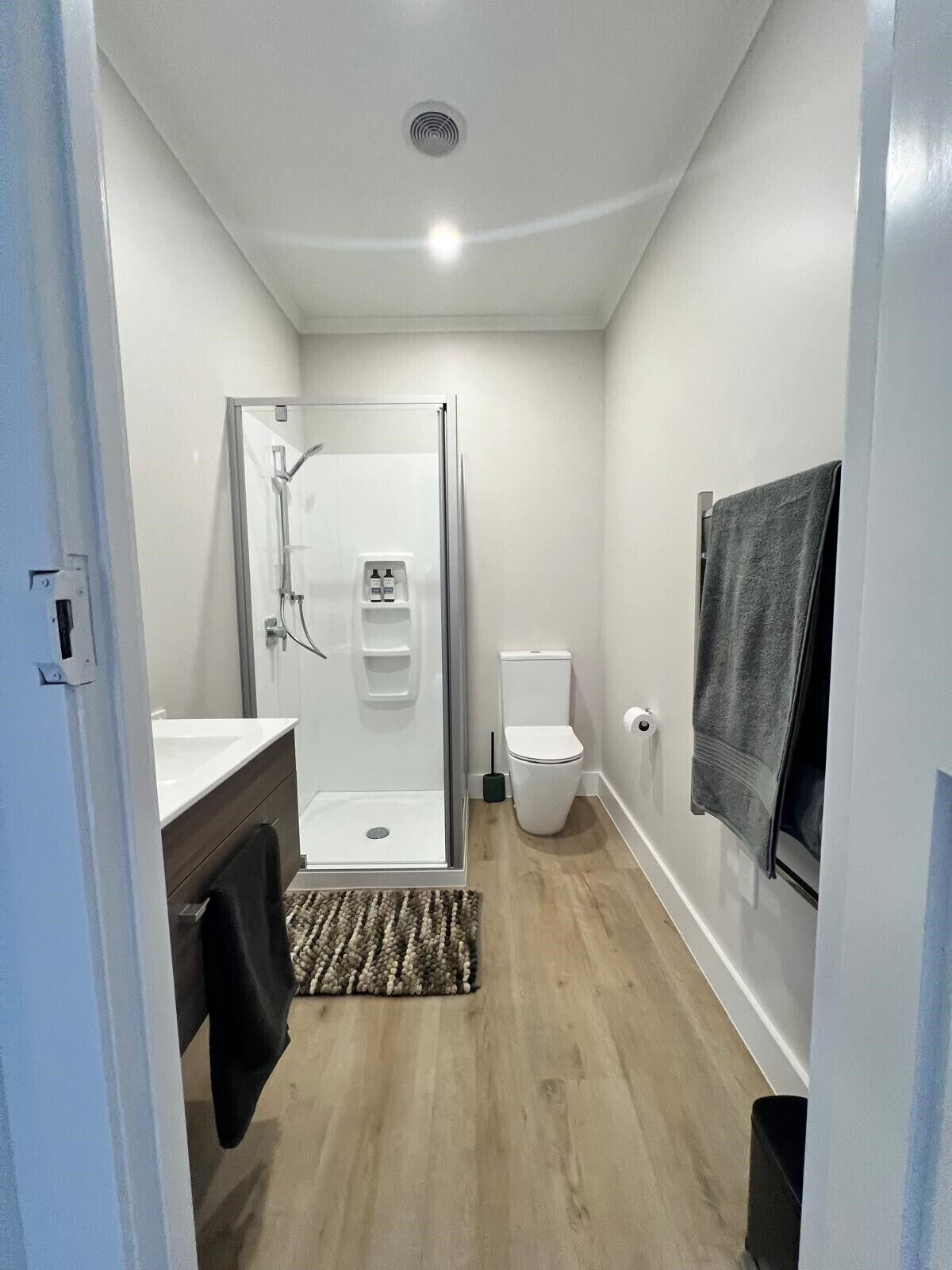 Haartrockner, Handtücher, Seife, Shampoo