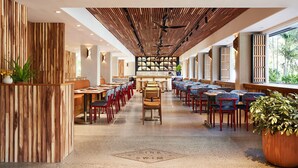 A spacious restaurant with a long counter, wooden paneling on the walls, and a central seating area with chairs and tables. - 2 Double Beds with Lanai – Ideal for Families (Honolulu)