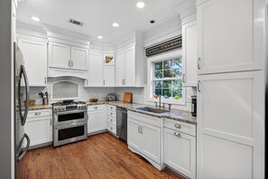 冷蔵庫、電子レンジ、オーブン、コンロ