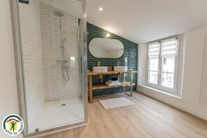 Chuveiro, toalhas de banho