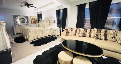 Charming 4-bedroom estate with fitness room, movie theater & sauna in Riverside