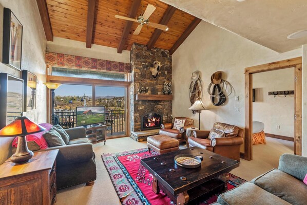 TV, fireplace
