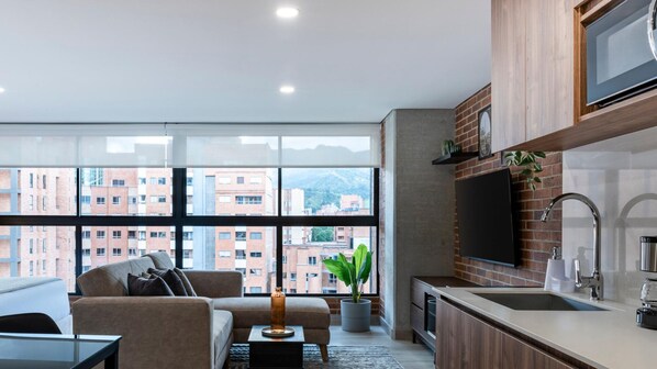 Deluxe studio | Woonruimte | Een 55-inch smart-tv met kabelzenders en streamingdiensten