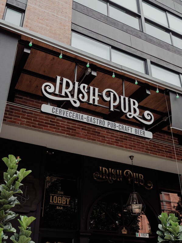 Schild eines Pubs mit der Aufschrift 'Irish Pub' und 'Cerveceria-Gastro Pub-Craft Beer', das auf ein Pub mit Craft-Bieren und einer Gastro-Karte hinweist.