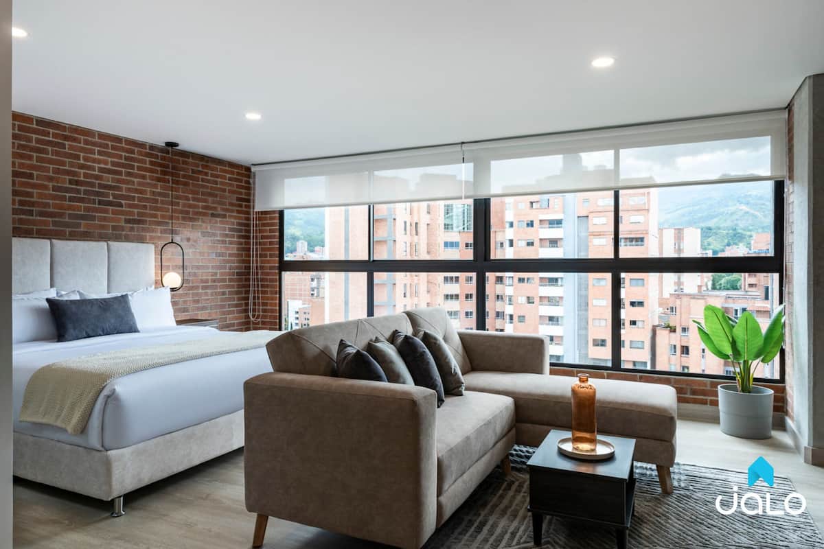 1 bedroom, premium bedding, in-room safe, desk