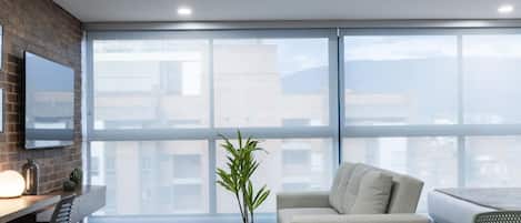 Apartemen Deluks | Area keluarga | Smart TV 55-inci dengan saluran TV kabel dan layanan streaming