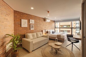 Business appartement | Luxe beddengoed, een kluis op de kamer, een bureau, een laptopwerkplek