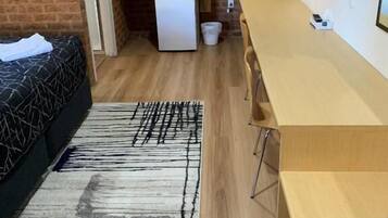 Kamar Deluks | Meja kerja, ruang kerja ramah laptop, dan tirai kedap cahaya