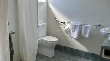 Senior Room | Bathroom | Shower, hair dryer, towels, soap