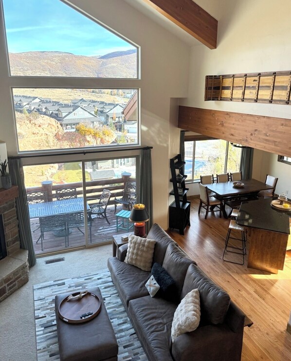 Smart TV, chimenea, videojuegos y libros 