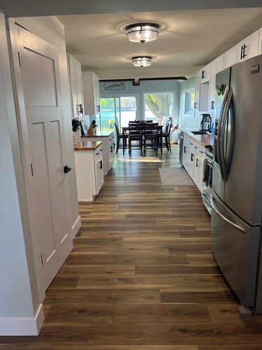 Charming 3-bedroom cottage on the lake in lovely Linden with a beautiful view! 