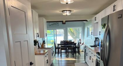 Charming 3-bedroom cottage on the lake in lovely Linden with a beautiful view!
