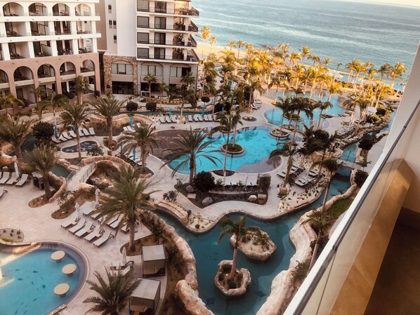 Een buitenzwembad en een verwarmd zwembad